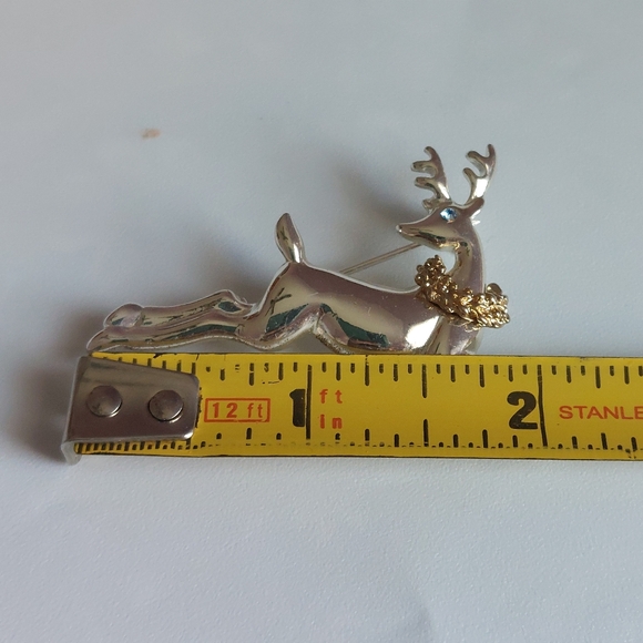 Vintage Galloping Reindeer with a Christmas Wreath on its Neck Brooch Pin - Picture 4 of 4